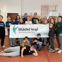 Nestůj a HOP! - děti s bannerem projektu